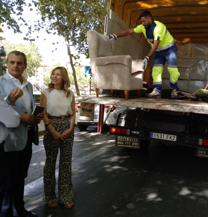 ©Ayto.Granada: El Ayuntamiento de Granada refuerza el servicio gratuito de recogida de muebles y enseres con dos equipos ms de Inagra